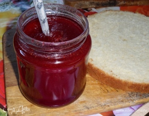 Для начинки я буду использовать ароматнейший клубничный джем из домашней собственноручно выращенной ягоды. Очень густой и очень вкусный!