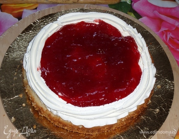В центр коржа с кремом выкладываем клубничный джем. Равномерно распределяем, не доходя до бортиков из крема.