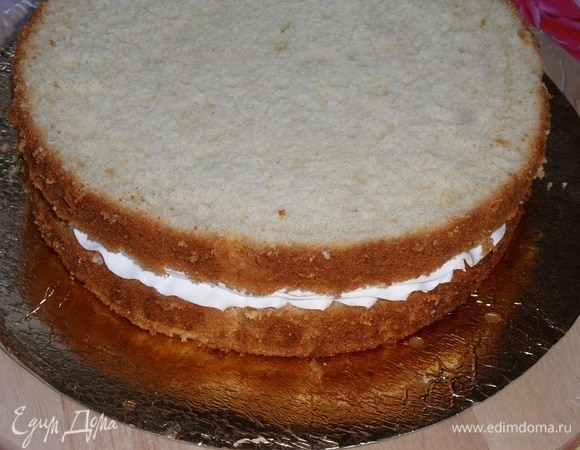 Накрываем вторым коржом. Его также пропитываем сахарным сиропом.