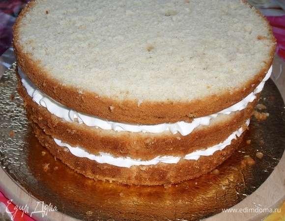 Затем выкладываем крем и джем. Накрываем третьим коржом.