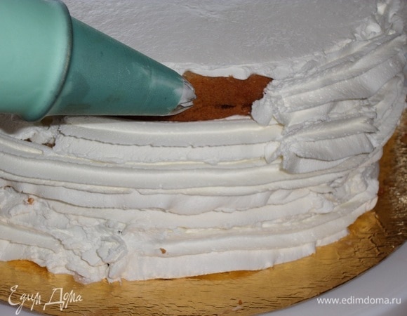 Кремом покрываем бока будущего торта.