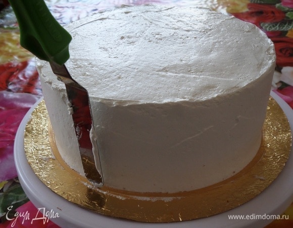 Используя шпатель равномерно распределяем крем, выравнивая поверхность.