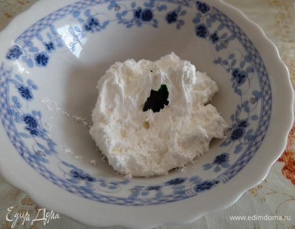 Отложенную 1 ст. л. крема окрашиваем пищевым зеленым красителем.