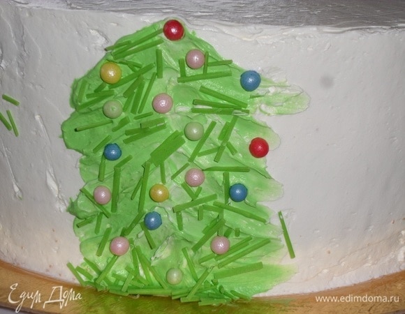 Украшаем «елочку» кондитерскими посыпками. Аналогично делаем остальные «елочки» по всей окружности торта.