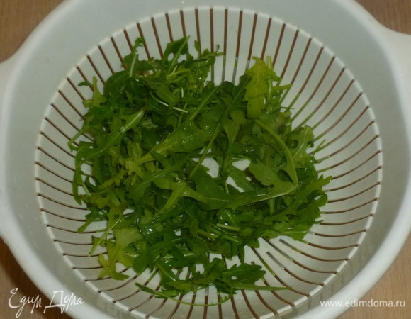 Салат промыть и просушить. Я выкладываю его обычно в дуршлаг.