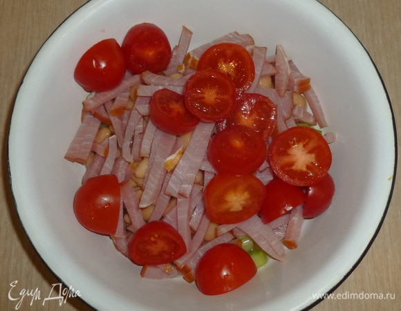 Мясо нарезать соломкой, черри разрезать на половинки.