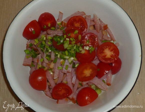 Зеленый лук мелко нарезать. Все перемешать.