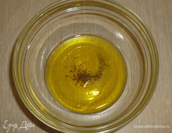 Для заправки смешать масло, уксус, соль и перец, перемешать. Заправлять салат непосредственно перед подачей.