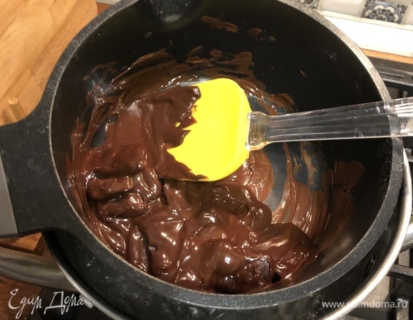 Растопите шоколад на водяной бане.