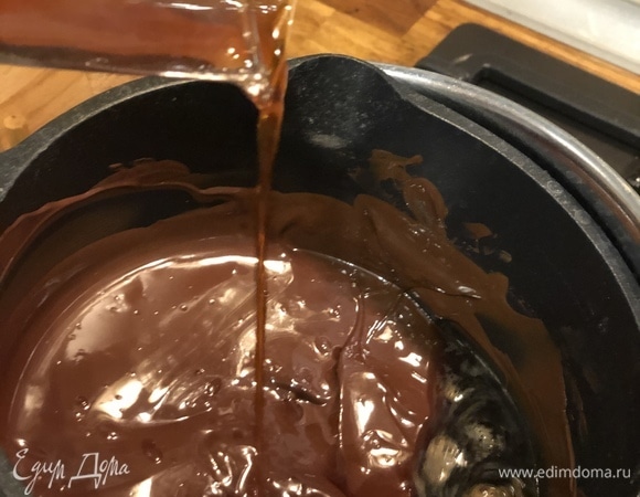 Добавьте к шоколаду кофе и тщательно перемешайте.