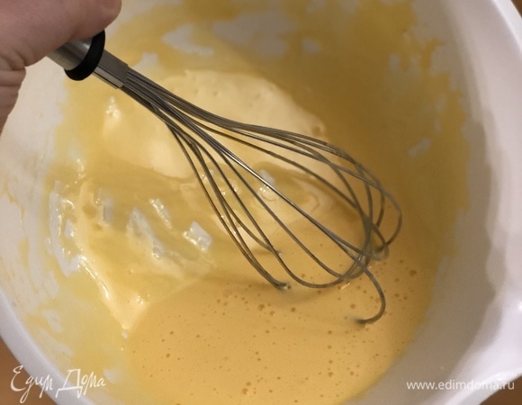 Добавьте к желткам 25 грамм сахара и взбейте.