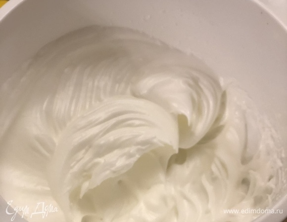 Добавьте к белкам 25 грамм сахара и взбейте до плотной пены.
