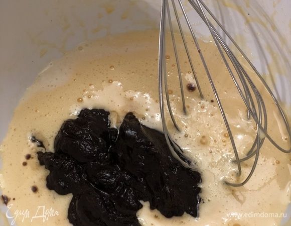 Добавьте к желткам сливки и шоколадную массу и тщательно перемешайте.