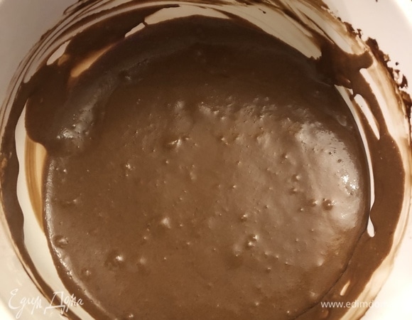 Постепенно добавляйте белки в шоколадную массу. Аккуратно перемешайте, чтобы белок не опал.