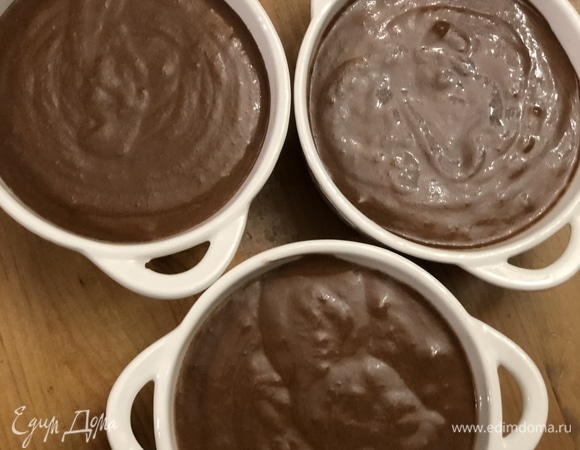 Разлейте мусс по формам и оставьте охлаждаться на 4–5 часов.