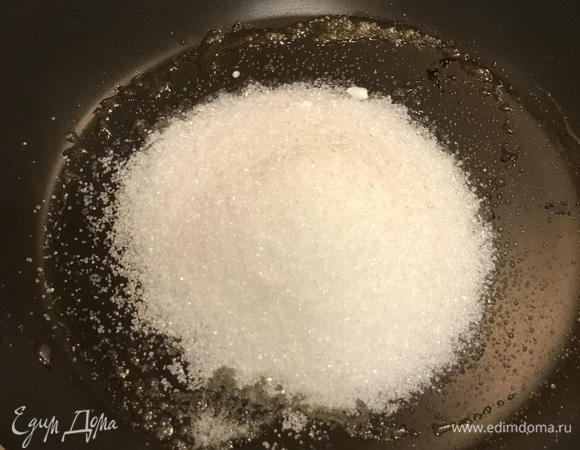 На сковороду насыпьте 50 грамм сахара.