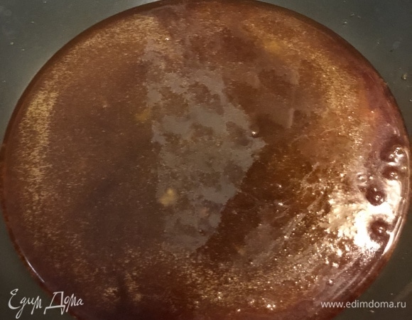 Полностью растопите сахар, добавьте фундук и тщательно перемешайте.