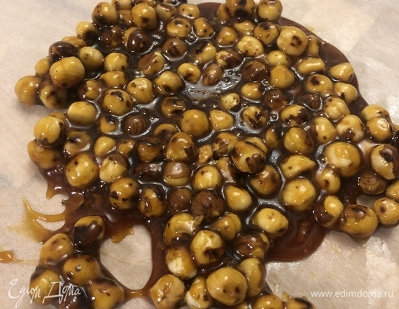 Вылейте массу на промасленный лист пергамента и оставьте охлаждаться до полного застывания.