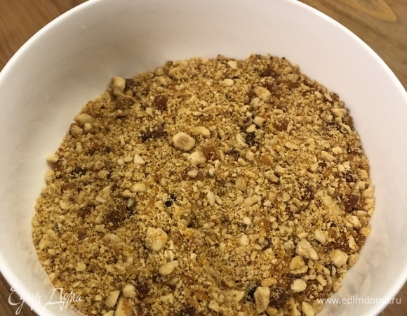 В кофемолке или блендере измельчите орехи.