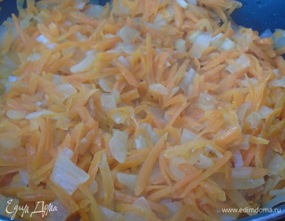 Лук нарезаем, морковь натираем и обжариваем с луком.
