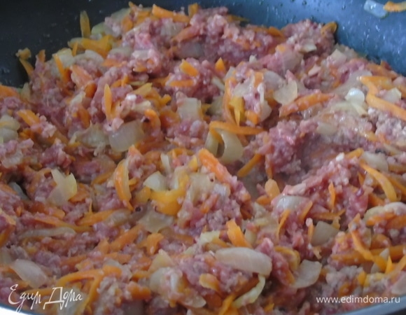 Добавляем молотые потроха и тушим примерно 15 минут. Солим и перчим.