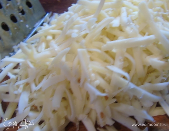 Сыр натираем на терке.