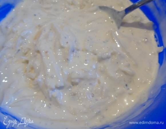 Сметану соединяем с яйцами и сыром.