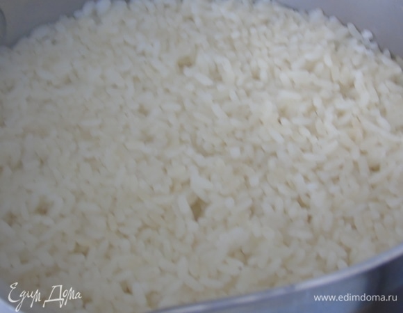 Рис отвариваем почти до готовности.