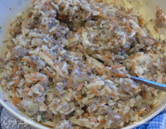 Соединяем потушенный фарш, сметану с сыром и яйцами, рис. Добавляем прованские травы, перемешиваем. При необходимости еще солим и перчим.