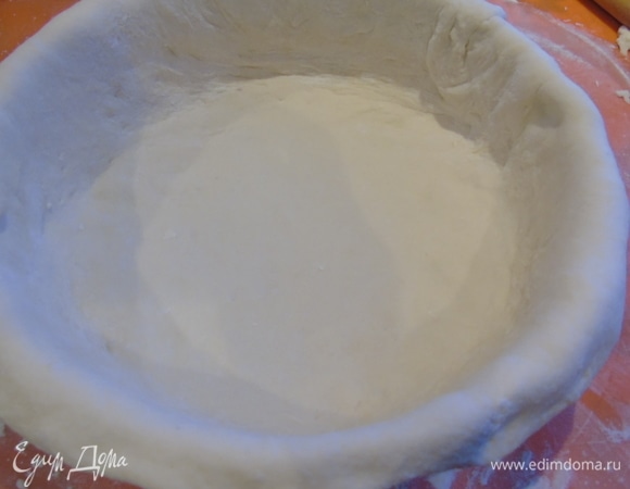 2/3 часть раскатываем и выкладываем в смазанную маслом формы 24–26 см. Так, чтобы закрыло бока.