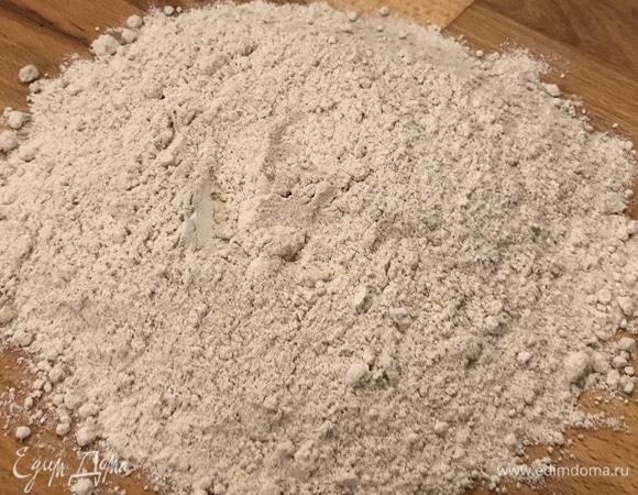 Рассыпьте на рабочей поверхности муку и добавьте соль.