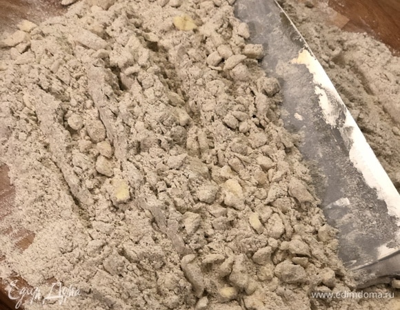 Добавьте холодное сливочное масло и порубите до состояния мелкой крошки.