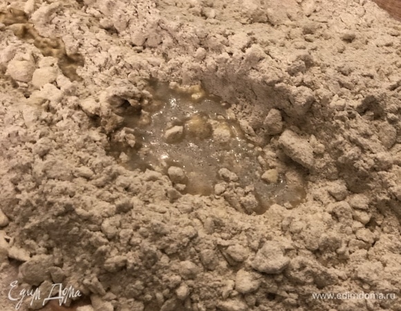 Постепенно добавляя ледяную воду, замесите тесто.