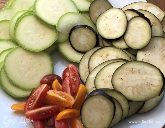 Когда тесто охладится, нарежьте овощи. Посолите и поперчите.