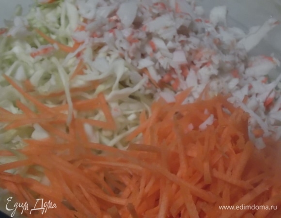 Капусту нашинковать, присолить, помять. Натереть морковь, добавить пропущенный через пресс чеснок и измельченные крабовые палочки. Салат посолить, перемешать, заправить майонезом.