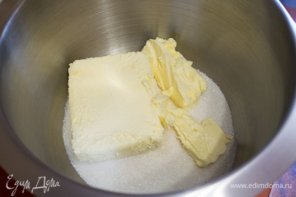 Для коржей в дежу миксера поместить мягкое сливочное масло комнатной температуры, сахар и ванильный сахар.