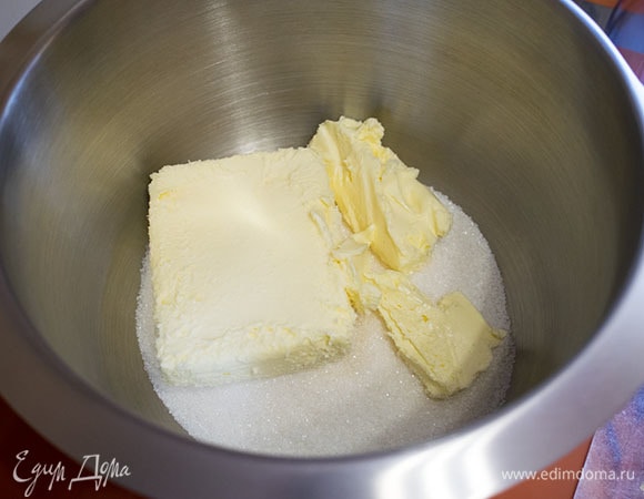 Для коржей в дежу миксера поместить мягкое сливочное масло комнатной температуры, сахар и ванильный сахар.