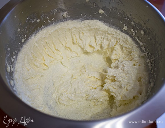 Взбивать массу до объединения ингредиентов на низкой скорости, затем увеличить скорость и взбивать до пышности.