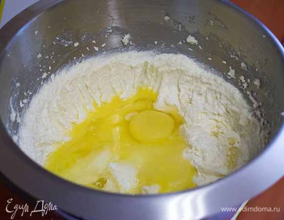 К полученной массе добавить яйца.