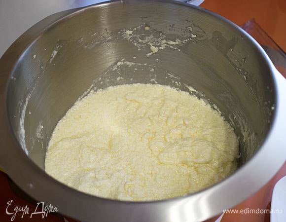 Вмешать яйца на средней скорости. Если яйца были холодными, то масса может стать крупинчатой, но это не влияет на конечный результат.