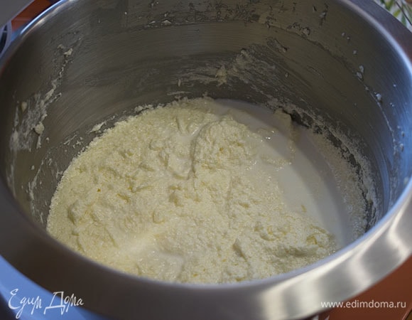 В полученную массу влить молоко.