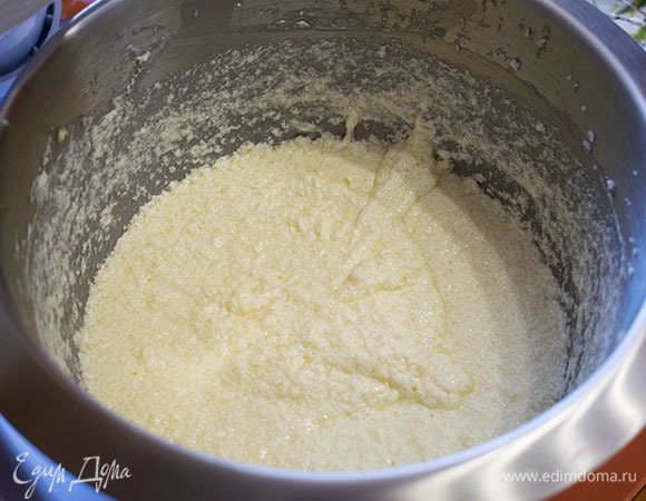 Вмешать молоко на средней скорости.