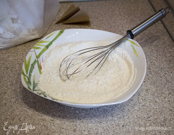 Муку просеять с разрыхлителем и содой. Перемешать, чтобы сода и разрыхлитель равномерно распределились по всему объему муки.