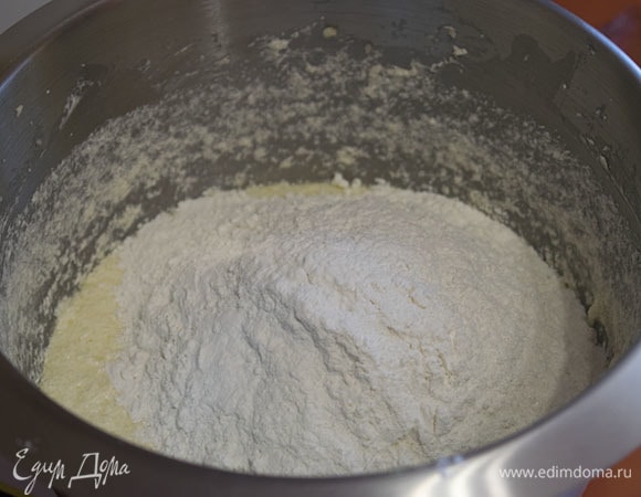 Добавить муку с разрыхлителем и содой в дежу миксера.