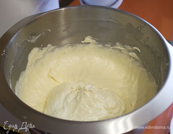 Взбить массу сначала на низкой скорости пока не вмешается мука, затем скорость увеличить и взбивать до однородности и гладкости.