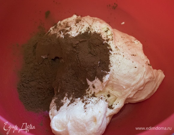 Для шоколадного коржа взять 1/4 часть теста и добавляем туда какао.