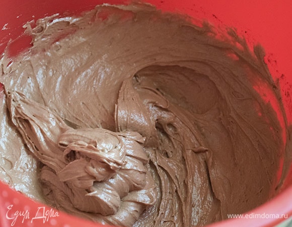 Перемешать 1/4 часть теста с какао венчиком до однородности.