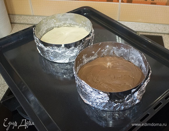 В одно кольцо выложить ровным слоем 1/4 часть теста для ванильного коржа, а в другое кольцо - 1/4 часть теста с какао. Выпекать при температуре 180°С от 15 до 20 минут. Готовность проверить зубочисткой — она должна выходить сухой из коржа.