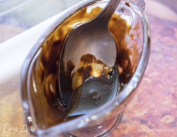 Развести кофе с 1–2 ч. л. воды. Используйте минимальное количество воды, иначе изменится текстура коржей. Кофейная масса будет густой, но однородной.