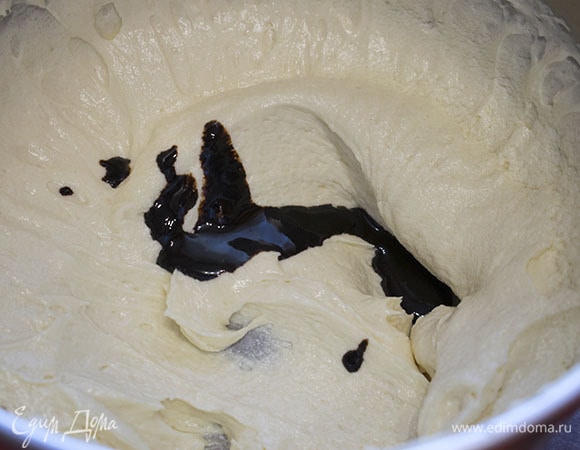 Для кофейных коржей в 1/2 часть теста добавить кофе, разведенный с водой.